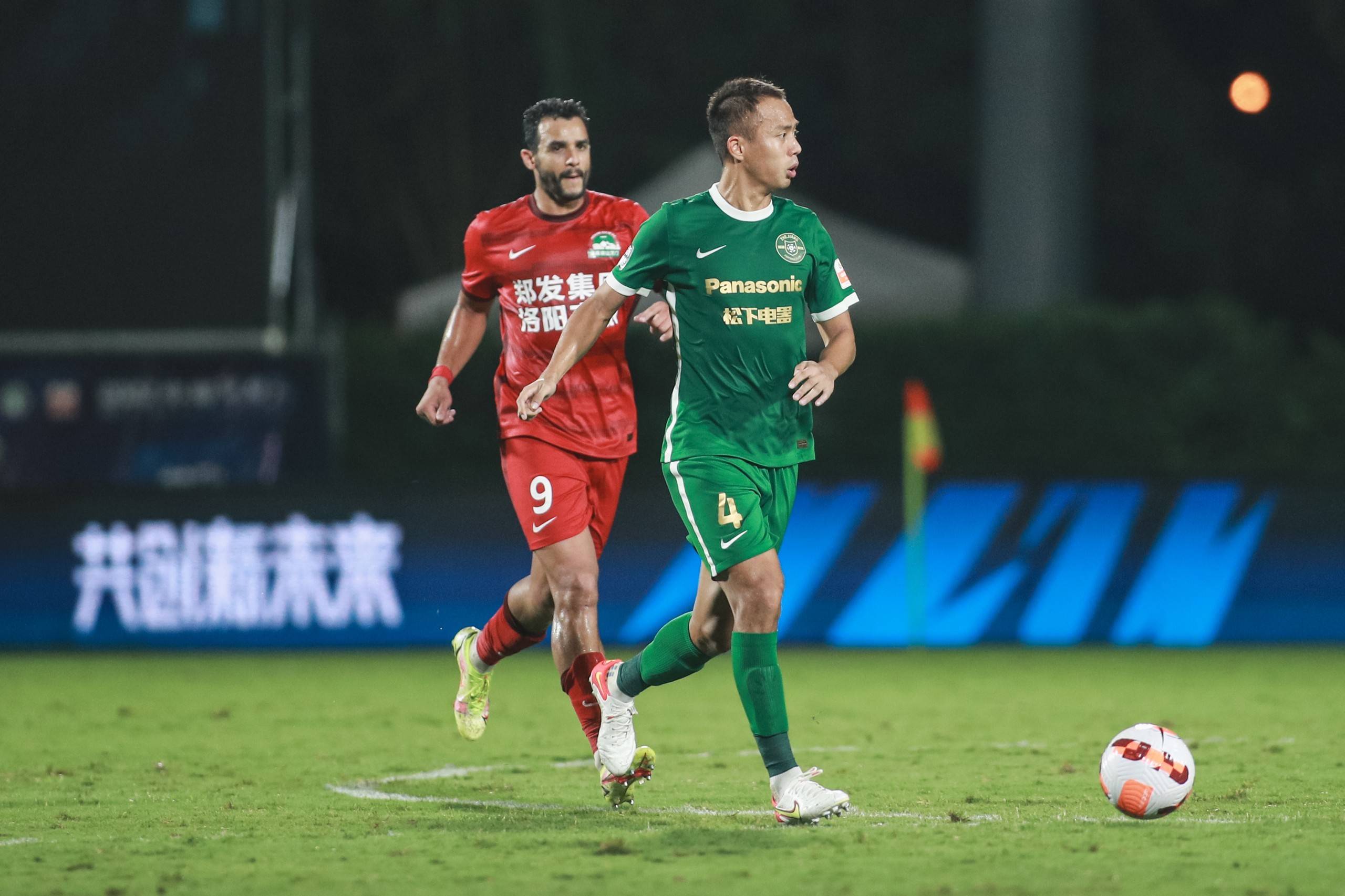 关于海港场边指挥情绪激动，阿森纳队员怒摔水瓶的信息